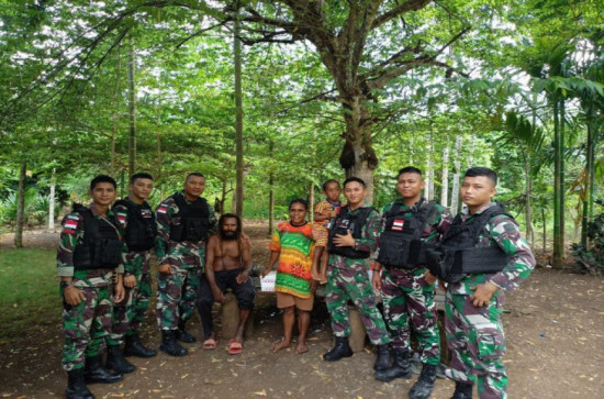 Jum’at Berkah, Satgas Yonif 132/BS Keliling Bagikan Makanan Kepada Masyarakat Muara Tami