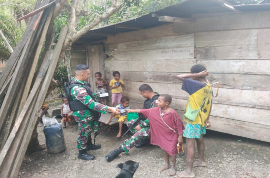 Satgas Pamtas RI-PNG Yonif 132/Bima Sakti Anjangsana Ke Kampung Kalimo