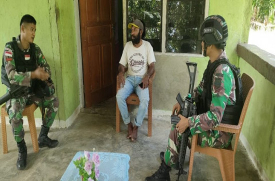 Satgas Yonif 132/BS Sambangi Rumah Tokoh Pemuda Kp.Piawi.