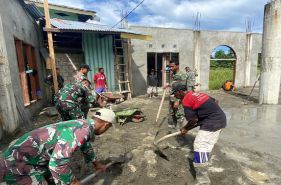 Pengabdian TNI Satgas Yonif 132/BS Gotong Royong Bangun Masjid Bersama Masyarakat Di Perbatasan.