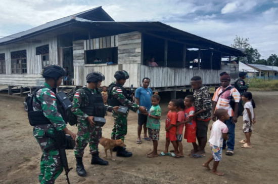 Satgas Yonif 132/BS Kunjungi Masyarakat Kp.Skofrow