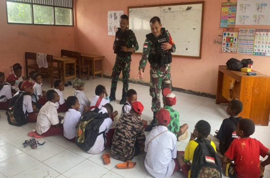 Anak-Anak Kp.Sawiyatami Belajar Bersama Satgas Yonif 132/BS.