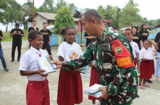 Satgas Yonif 132/BS Bersama Horison Hotels Group Mendukung Kemajuan Pendidikan Di Perbatasan RI-PNG.
