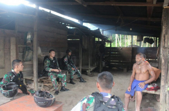 Satgas Yonif 132/BS Menyapa Masyarakat Kp.Kalibom.