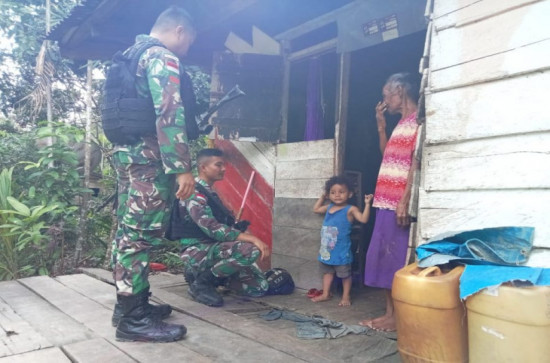 Satgas Yonif 132/BS Menyapa Masyarakat Kp.Wambes.