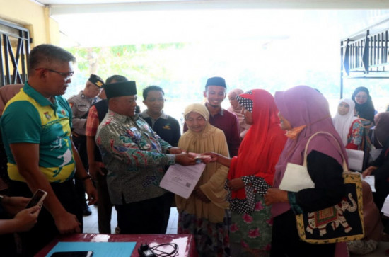 Sekda Kampar Drs. Yusri Serahkan Lansung BLT BBM, Sembako dan PKH ke Masyarakat Bangkinang Kota.