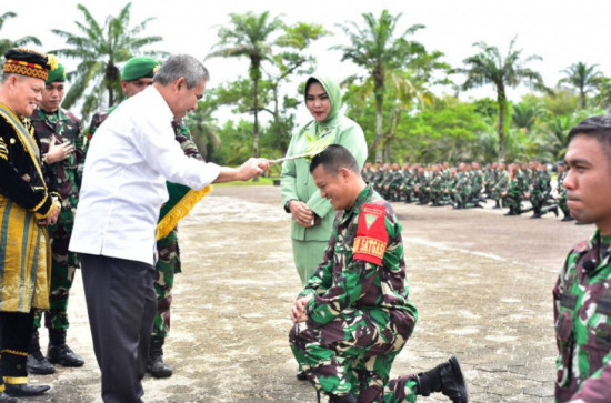 Pj Bupati Kampar Lakukan Penyiraman Air kepada 450 Personil Satgas PAMTAS Papua.