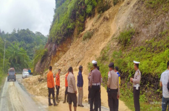 Longsor Akibat Cuaca, Alat Berat Diturunkan Ke Lokasi Longsor Lintas Sumbar – Riau Kuok.