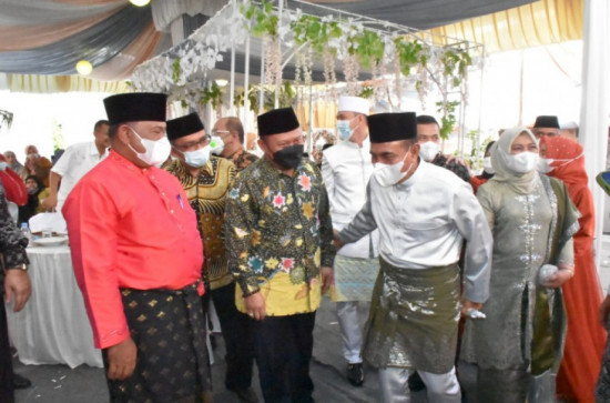Bupati Kampar dan Gubernur Sumut Jadi Saksi Pernikahan.