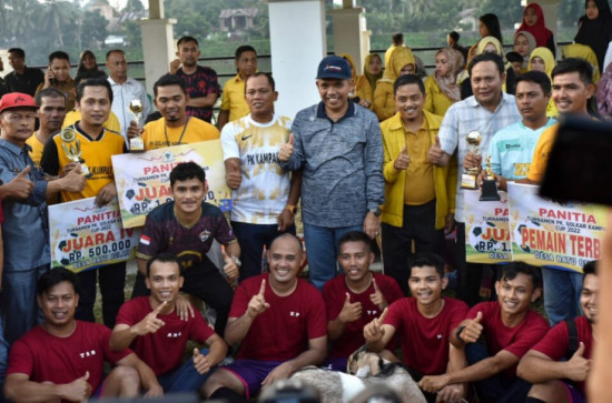 Pj Bupati Kampar Tutup Turnamen Piala PK Golkar Kampar Cup Di Desa Batu Belah