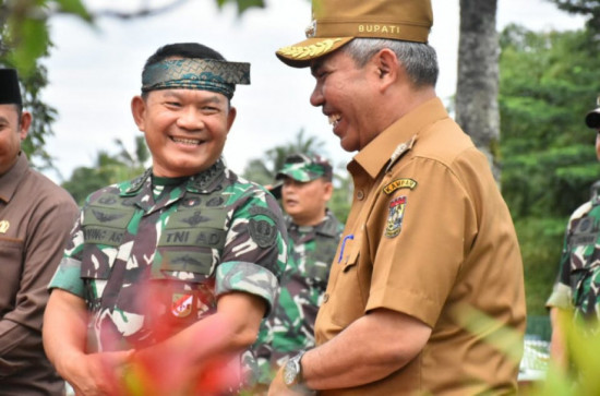 Terima Kunjungan Kepala Staf Angakatan Darat Jendral Dudung, Pj Bupati Kampar Sambut Dengan penyerahan Tanjak.