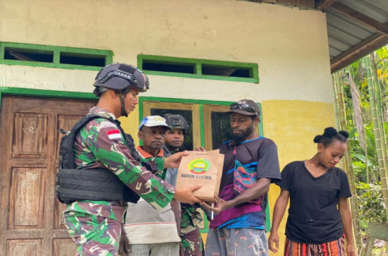 Satgas Yonif 132/BS Salurkan Bantuan Dari Danrem 031/WB Kepada Masyarakat Papua.