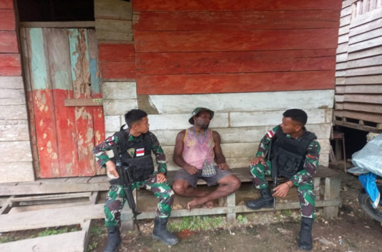 Satgas Yonif 132/BS Anjangsana Ke Tempat Tokoh Pemuda Kp. Uskuar.