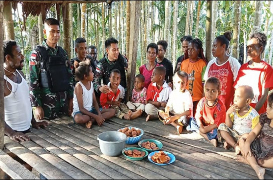  Satgas Pamtas RI-PNG Yonif 132/Bima Sakti Mengatasi Kesulitan Masyarakat di Desa Binaan Kp. Mosso