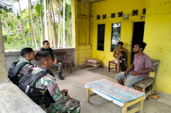 Keakraban Satgas Yonif 132/BS Dengan Masyarakat Kp. Pikere.