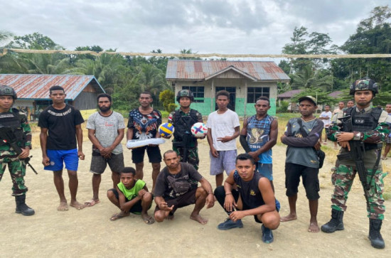 Satgas Yonif 132/BS Bantu Berikan Alat Olahraga Kepada Pemuda Kp. Kibay.