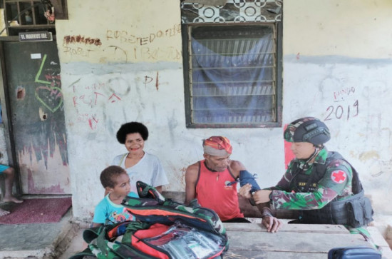  Berikan Pelayanan Kesehatan Gratis, Satgas Yonif 132/Bima Sakti Semakin Dekat Dengan Masyarakat.