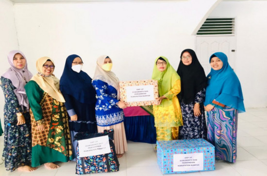 Awali 2022, DWP UP Kominfo Kampar Berikan 87 Jilbab dan 4 Selimut ke Panti Putri Aisyiyah.