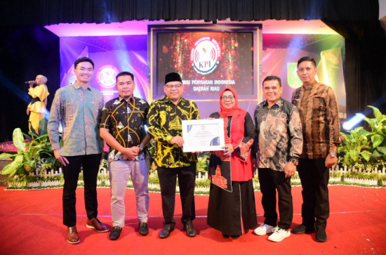 Wakil Bupati Kampar Terima Penghargaan dari KPI Riau Award 2025, Kategori “Pemerintah Daerah Peduli Penyiaran”